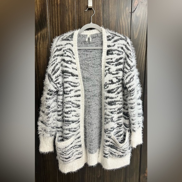 Mudd Fuzzy Zebra Cardigan with Pockets-Size: Medium - Picture 2 of 6